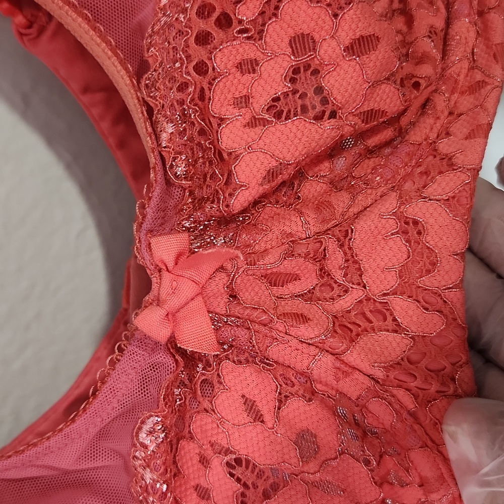 VICTORIA SECTRET Elegant Lace Coral Bra Size 40DDD. - Picture 2 of 11